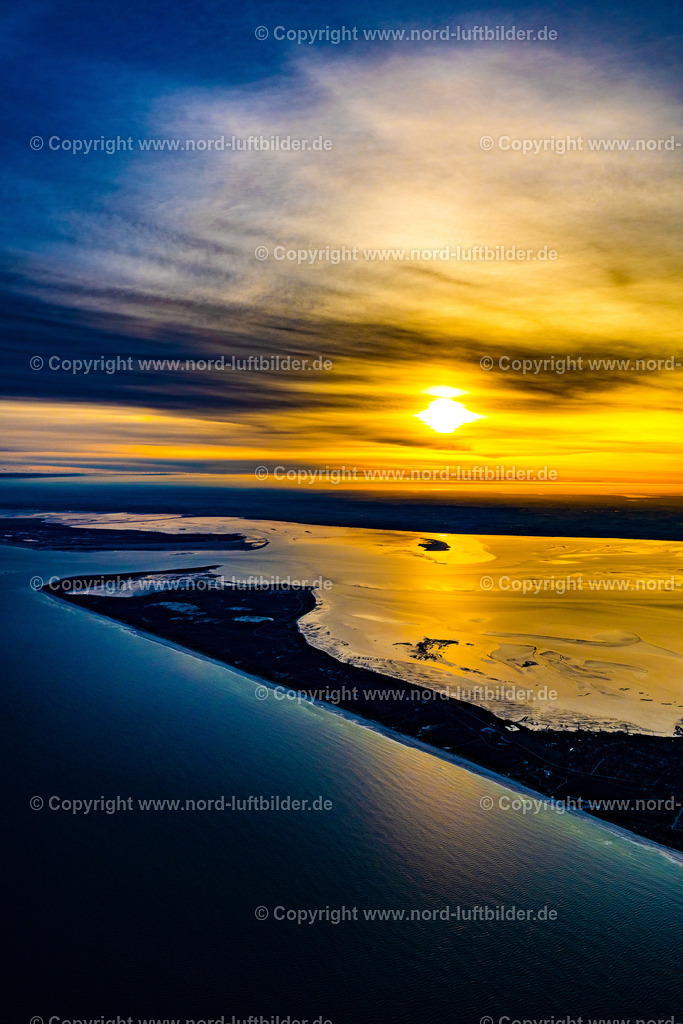 Sylt_List_Sonnenaufgang_ELS_3761010523 | LIST 01.05.2023 Küsten- Landschaft der Nordsee- Insel Sylt im Sonnenaufgang im Ortsteil Ellenbogen in List im Bundesland Schleswig-Holstein, Deutschland. // Coastal landscape of the North Sea island of Sylt at sunrise in the district of Ellenbogen in List in the state Schleswig-Holstein, Germany. Foto: Martin Elsen