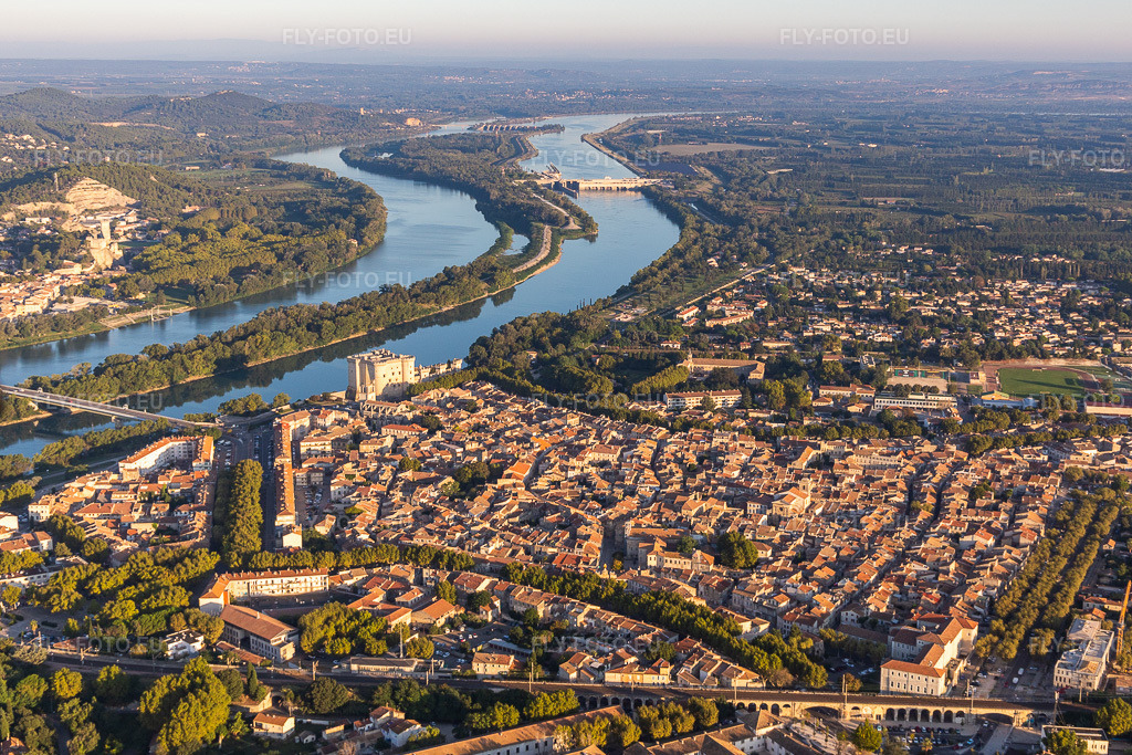 Vue aérienne: Vue de la ville sur les rives du Rhône avec le château de Tarascon à Tarascon dans le département Bouches du Rhône, France. Photo: IMG_129567.jpg prise le 23/09/2021 par Werner Riehm/FLY-FOTO.eu – Résolution de l'original: 4808 x 3205 px