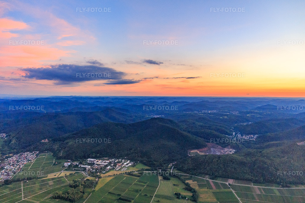 Luftbild: Sonnenuntergang am Haardtrand im Pfälzerwald in Klingenmünster im Bundesland Rheinland-Pfalz in Deutschland. Foto: IMG_115603.jpg vom 21.06.2019 durch Werner Riehm/FLY-FOTO.de