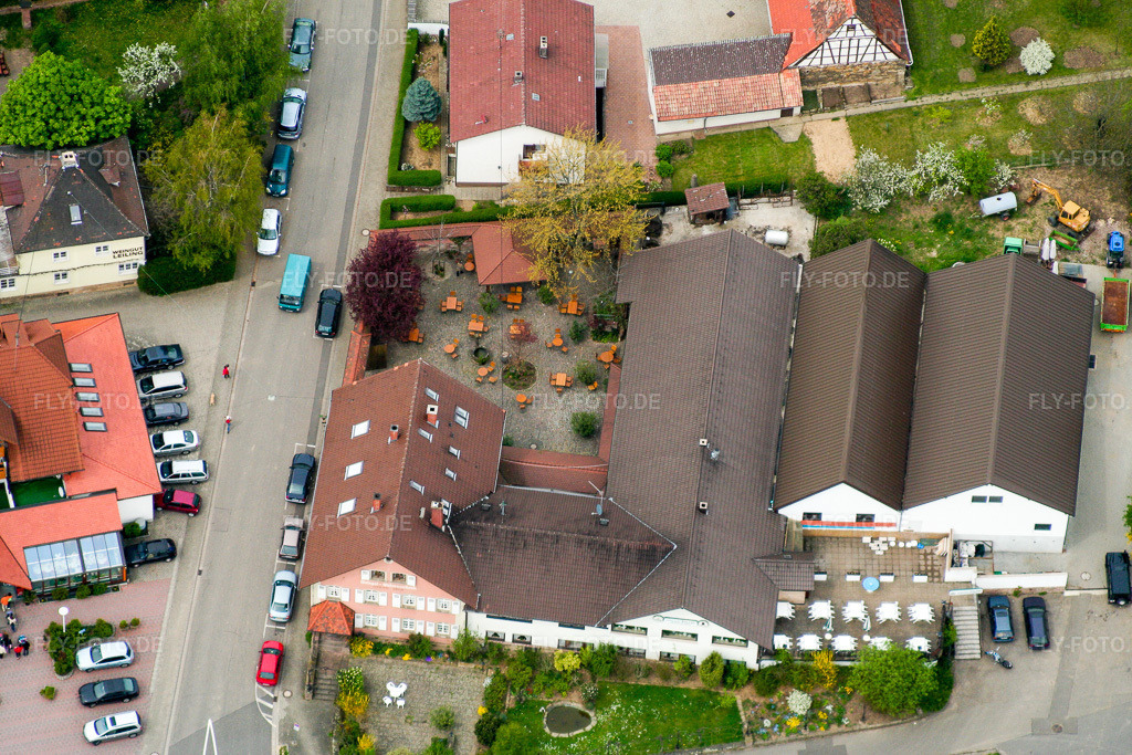 Luftbild: Weinstube Jülg am Weintor im Ortsteil Schweigen in Schweigen-Rechtenbach im Bundesland Rheinland-Pfalz in Deutschland. Foto: IMG_1710.jpg vom 01.05.2006 durch Werner Riehm/FLY-FOTO.de