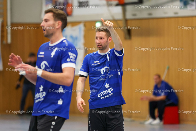 msghab_02897 | despor 2022.10.23 HB Männer Oberliga MSG Umstadt/Habitzheim - TV Petterweil  emspor, emonline, despor,  v.l.,  Robin Drews (MSG Umstadt/Habitzheim), Rico Funck (MSG Umstadt/Habitzheim) Daumen hoch
 - Realisiert mit Pictrs.com