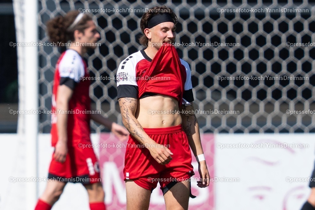 xydr05042501014 | 05.04.2025, xydrx, Fußball, Viktoria Köln - SpVgg Unterhaching , 3.Liga, Sportpark Höhenberg, Saison 2024 2025: Florian Engelhardt (Viktoria Köln #16) beist ins Trikot und ärgert sich über eine vergebene Chance DFB regulations prohibit any use of photographs as image sequences and or quasi-video.