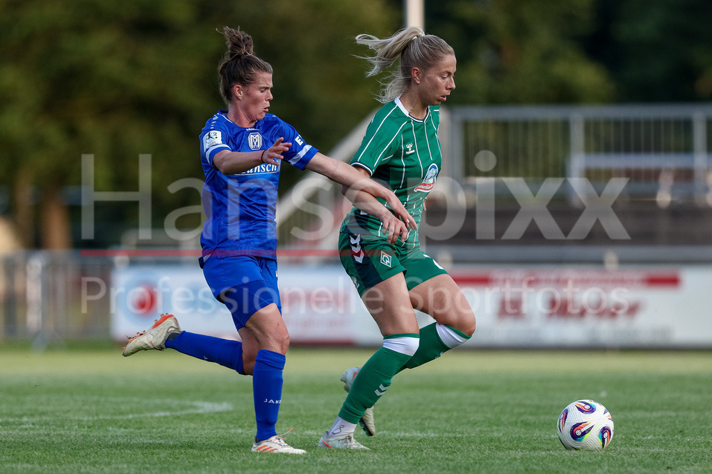 Fussball, Testspiel Frauen, SV Meppen - SV Werder Bremen | v.li.: Chantal Schouwstra (SV Meppen, 20) und Sharon Beck (SV Werder Bremen, 27) im Zweikampf, Duell, Dynamik, Aktion, Action, Spielszene
