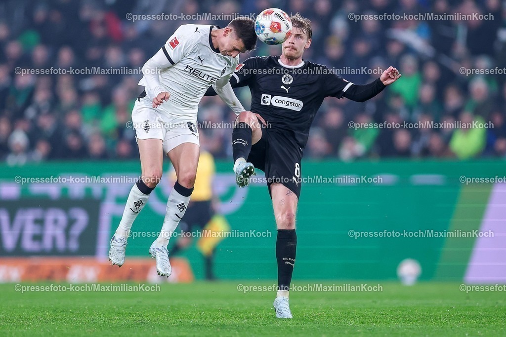 BMG13032601030 | 13.03.2026, Fußball, Borussia Mönchengladbach - FC St. Pauli, 1. Fußball Bundesliga, 26.Spieltag, Borussia-Park, Saison 2025 2026: Yannik Engelhardt&nbsp;(Borussia Mönchengladbach #06) im Zweikampf gegen  Eric Smith&nbsp;(FC St.Pauli #08)  DFB regulations prohibit any use of photographs as image sequences and or quasi-video.