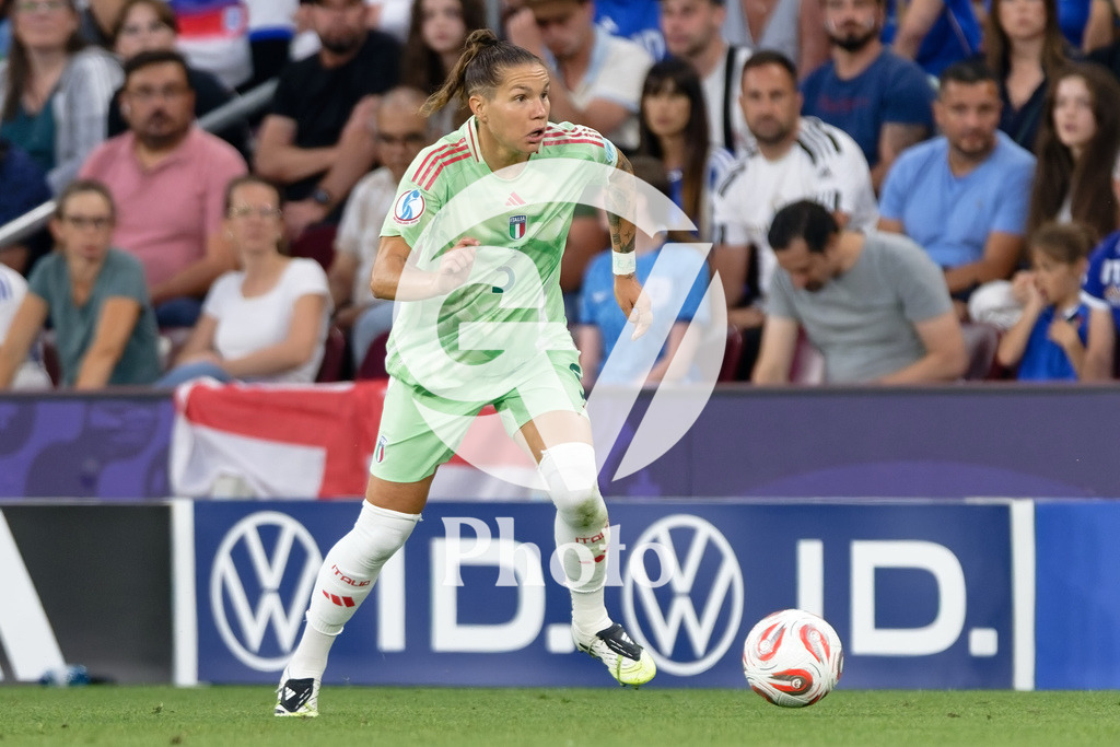 England v Italy - UEFA Women's EURO 2025 Semi-Final | GENEVA, SWITZERLAND - JULY 22:  Elena Linari of Italy runs with the ball during the UEFA Women's EURO 2025 Semi-Final match between England and Italy at Stade de Geneve on July 22, 2025 in Geneva, Switzerland. (Photo by Giuseppe Velletri/Sports Press Photo/Getty Images)