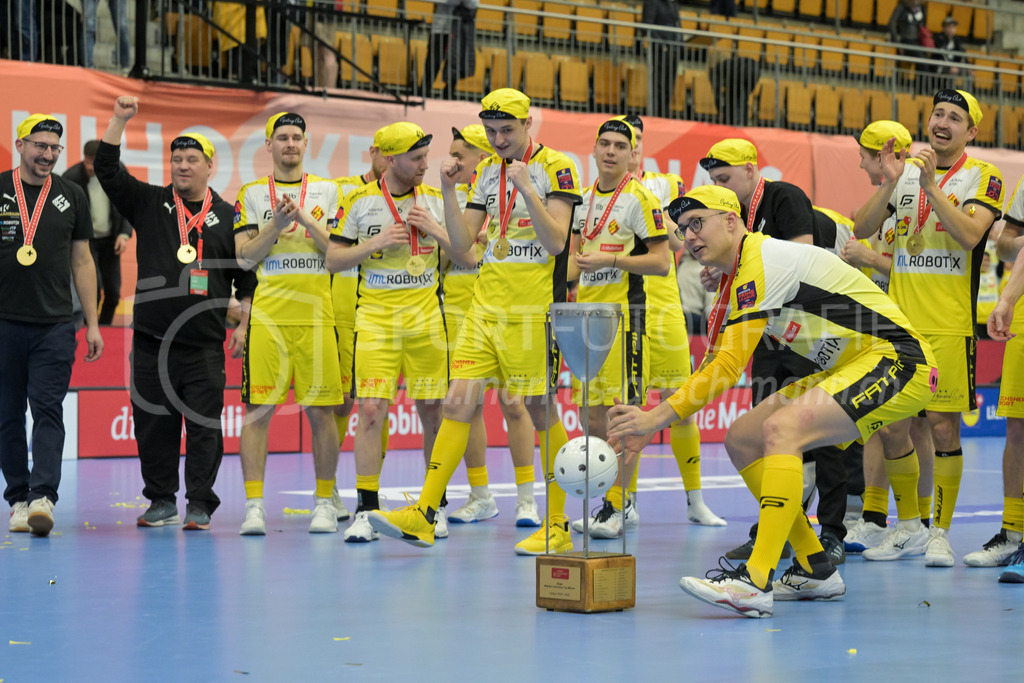 Zug United vs HC Rychenberg - 22. February 2025 | Zug United vs HC RychenbergSporthalle Wankdorf, BernMichel Wöcke (#22 HC Rychenberg Winterthur) präsentiert den Pokal den Fans.Bild: Sportfotografie Markus Aeschimann | www.markus-aeschimann.ch - Realisiert mit Pictrs.com