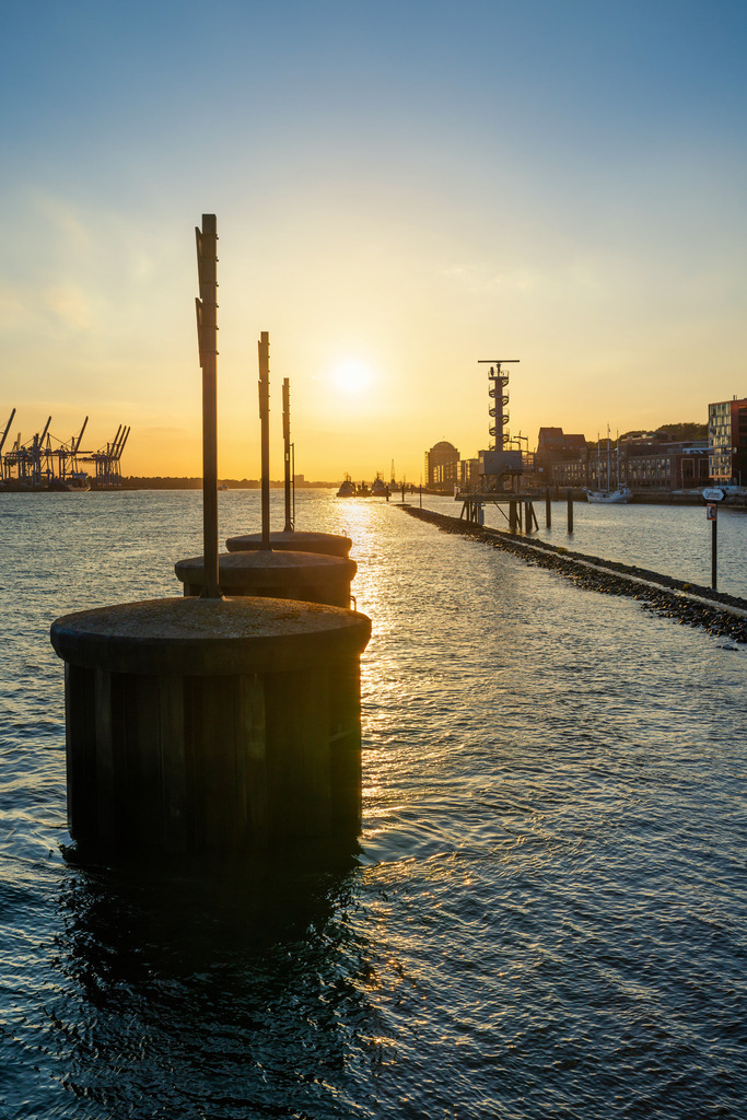 10241130 - Abendlicht an der Elbe | Blick entlang der Elbe bei einer wunderschönen abendlichen Lichtstimmung.