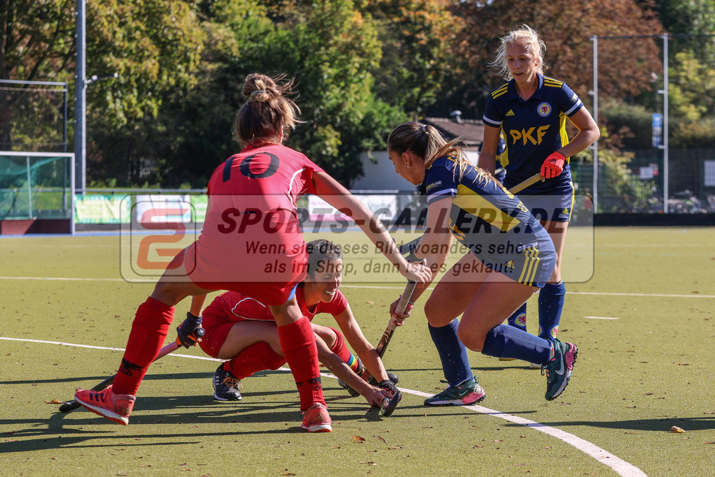 MJ_2022-10-09_Damen_DSD-Braunschweig-16 | Lourdes Estigarria Campos (Eintracht Braunschweig #25), Javiera Constanza Villagra Lira (DSD Düsseldorf #26) &amp; Cora Kruft (DSD Düsseldorf #10), DSD Düsseldorf - Eintracht Braunschweig am 9.10.2022 in der Hockeyanlage DSD, Düsseldorf