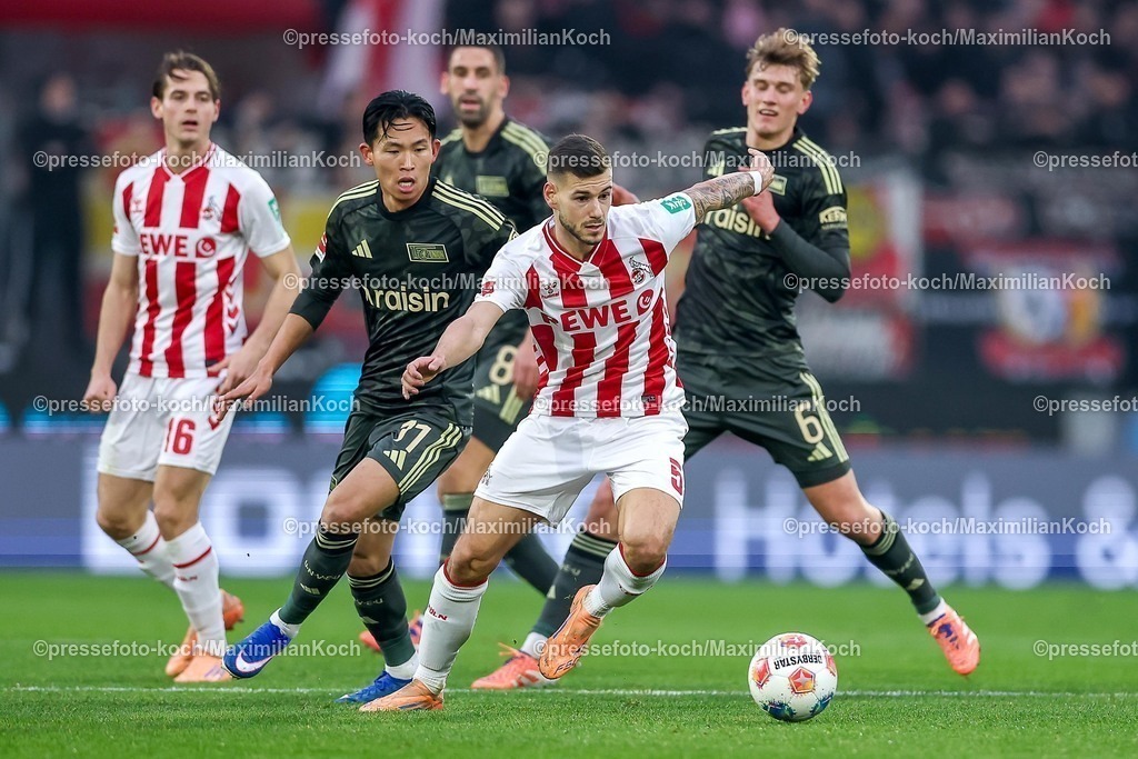 1FC20122501031 | 20.12.2025, Fußball, 1. FC Köln - FC Union Berlin, 1. Fußball Bundesliga, 15. Spieltag, RheinEnergie-STADION, Saison 2025 2026: Tom Krauß&nbsp;(1FC Koeln #05) im Zweikampf gegen  Woo-yeong Jeong&nbsp;(Union Berlin #11) Aljoscha Kemlein&nbsp;(Union Berlin #06)  DFB regulations prohibit any use of photographs as image sequences and or quasi-video.