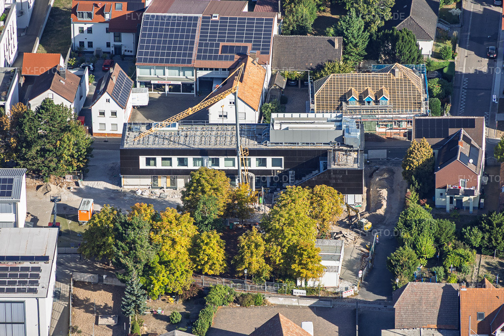 Luftbild: Baustelle des Neubau der VERBANDSGEMEINDE KANDEL für Mensagebäude der Ludwig-Riedinger-Grundschule. zwo/elf Architekten PartmbB Erdbauarbeiten: Gaudier Erd-u. Rückbau GmbH Fensterarbeiten: Trumpf Metallbau GmbH FREIANLAGEN: Bauer.Landschaftsarchitekten HAUSTECHNIK: Bender+Urich GmbH & Co.KG TRAGWERK: Ingenieurbüro Sikora Fassadenarbeiten: AS-Fassaden GmbH Rohbauarbeiten:Wünschel BAU GmbH Elektroarbeiten: Wieland & Schultz GmbH RLP-Ministerium für Bildung, Wissenschaft, Weiterbildung und Kultur in Kandel im Bundesland Rheinland-Pfalz in Deutschland. – Foto: IMG_159669.jpg vom 27.09.2026 durch Werner Riehm/FLY-FOTO.de – Auflösung des Originals: 5455 x 3637 px – Grundschule Kandel | Ludwig-Riedinger-Grundschule in Kandel – zwo/elf – Erweiterung Ludwig-Riedinger Grundschule – Gaudier Bautransporte e.K. – Trumpf Metallbau | Konstruktionen aus Metall und Glas von Qualität – Bauer und Partner: Landschaftsarchitekten, Architekten, Karlsruhe. – Ingenieurbüro Sikora - Ingenieurbüro Sikora – AS Fassaden GmbH - Hinterlüftete Fassade vom Profi – WUENSCHELBAU.DE/ – Wieland & Schultz GmbH Neustadt