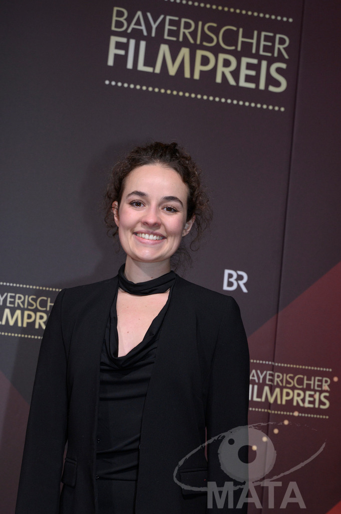 _DWI4678 | Raffaela Kraus (deutsche Schauspielerin und DrehbuchautorIn) auf dem roten Teppich  bei der Verleihung des 47. Bayerischen Filmpreises 2026  im Prinzregententheater. München, Deutschland. Der Bayerische Filmpreis wird seit 1979 von der Bayerischen Staatsregierung verliehen, um die Bedeutung des Kinofilms als Kulturgut herauszustellen - Realisiert mit Pictrs.com