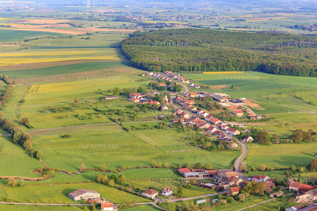 Aerial view: View of the town from the east in Kirweiler in the state Moselle, France. – Photo: IMG_140574.jpg taken on 05/01/2024 by Werner Riehm/FLY-FOTO.com – Resolution of the original: 5030 x 3353 px