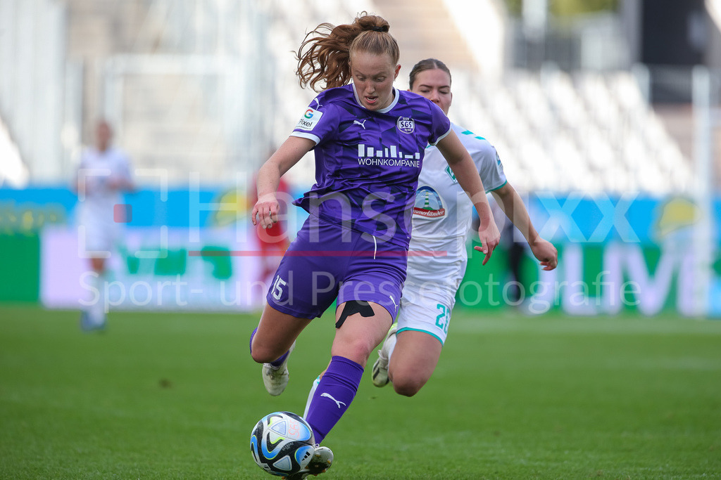 Fussball, Google Pixel Frauen-Bundesliga, SGS Essen - SV Werder Bremen | v.li.: Laura Pucks (SGS Essen, 15) am Ball, Einzelbild, Ganzkörper, Aktion, Action, Spielszene, DIE DFB-RICHTLINIEN UNTERSAGEN JEGLICHE NUTZUNG VON FOTOS ALS SEQUENZBILDER UND/ODER VIDEOÄHNLICHE FOTOSTRECKEN. DFB REGULATIONS PROHIBIT ANY USE OF PHOTOGRAPHS AS IMAGE SEQUENCES AND/OR QUASI-VIDEO.