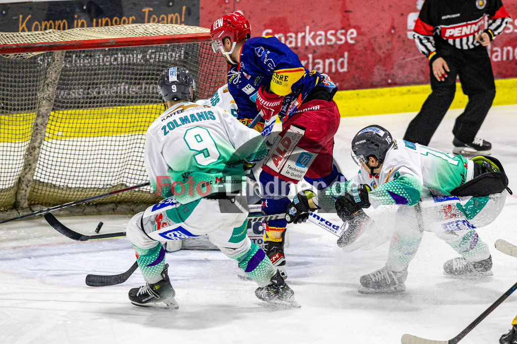 Achtelfinale Spiel 2 EC Peiting vs ESC Wohnbau Moskitos Essen | Eishockey Oberliga Süd Playoffs 2023/2024, Achtelfinale Spiel 2 EC Peiting vs ESC Wohnbau Moskitos Essen, 20240305,
Tor Felix BRASSARD (ECP 8),
2024-03-05 in Peiting (Eisstadion)
8 Felix BRASSARD (ECP 8), 9 Sandis ZOLMANIS (Moskitos 9)
Copyright: WolfgangxLindner foto-lindner.de