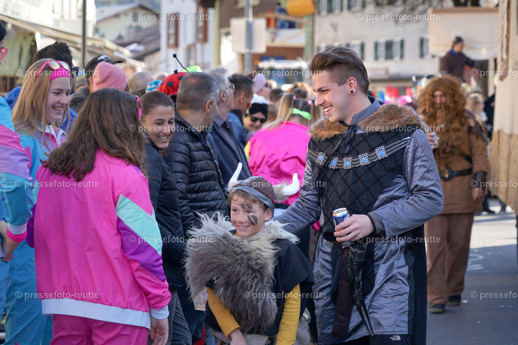 news-2023-Feb16-Unsinniger_Fasching_Reutte-sony-DSC02512 | Info aus dem Bezirk Reutte/Ausserfern Tirol sowie eine umfangreiche Bilddatenbank über die gesamte Region: Lechtal, Talkessel Reutte, Tannheimertal, Zwischentoren. Lech, Plansee, Zugspitze, Grenztunnel, B179, Fernpassstraße, Verkehr, Lawinen, Tradition, - Realisiert mit Pictrs.com