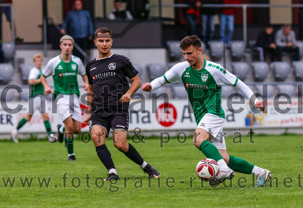 2023-08-09_030_FC_Schwaig_gegen_TuS_Geretsried | Deutschland, 09.08.2023:
Fußball, Landesliga Südost 2023 / 2024, 5. Spieltag, FC Schwaig gegen TuS Geretsried, Endergebnis: 4:1

Vincent Sommer (FC Schwaig, #10), Isni Redjepi (TuS Geretsried, #15)

Foto: Christian Riedel / fotografie-riedel.net