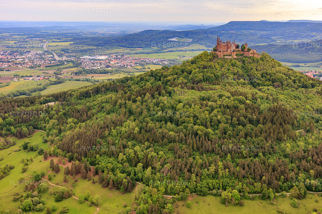 Luftbild: Burg Hohenzollern im Ortsteil Zimmern in Bisingen im Bundesland Baden-Württemberg in Deutschland. Foto: IMG_114659.jpg vom 31.05.2019 durch Werner Riehm/FLY-FOTO.deBurg Hohenzollern