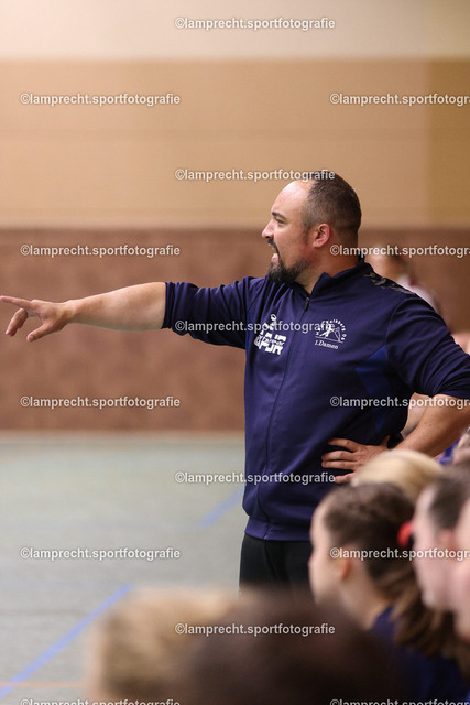 Handball I Juniorinnen I Saison 2026-2027 I Oberliga Schleswig-Holstein I 3. Spieltag I HSG Kalkberg 06 - TSV Bargteheide 118 | Benjamin Busch (Trainer, HSG Kalkberg 06) - Realisiert mit Pictrs.com