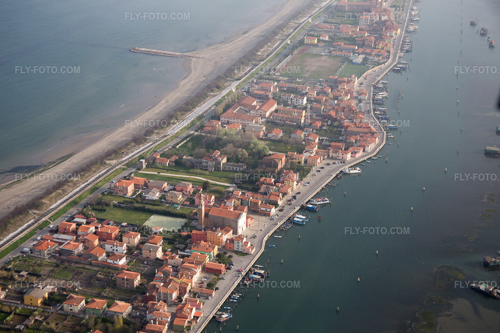 Aerial view: View of the town in Sant'Antonio in the state Veneto, Italy. – Photo: IMG_087547.jpg taken on 04/06/2016 by Werner Riehm/FLY-FOTO.com – Resolution of the original: 5472 x 3648 px