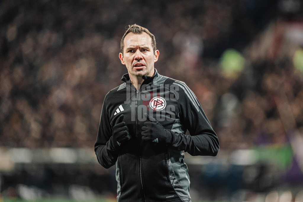 Fußball | Männer | Saison 2024/2025  | Fußball-Bundesliga | 26. Spieltag | FC St. Pauli vs. TSG Hoffenheim | 14.03.2025 | Schiedsrichter Assistent Mitja Stegemann macht sich warm