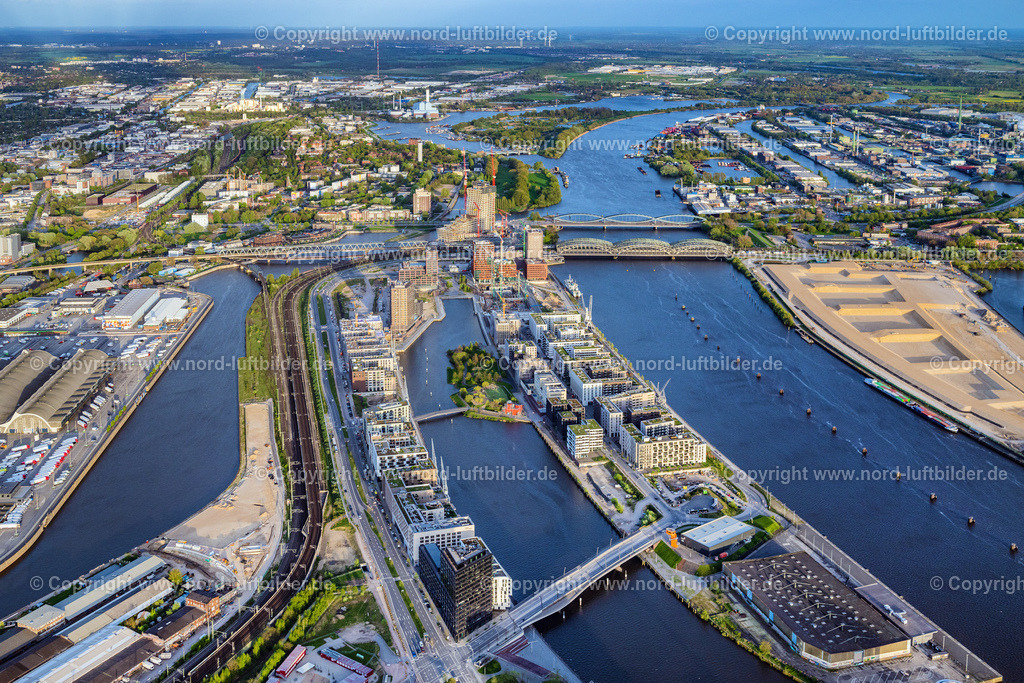 Hamburg_Hafencity_Baakenhafen_ELS_1808140424 | HAMBURG 14.04.2024 Baustellen für Wohn- und Geschäftshäuser im Baakenhafen entlang der der Baakenallee in der HafenCity in Hamburg, Deutschland. Weiterführende Informationen bei: AUG. PRIEN Bauunternehmung (GmbH & Co. KG),  BVE Bauverein der Elbgemeinden eG,  Baugenossenschaft Hamburger Wohnen eG,  HafenCity Hamburg GmbH,  Johann Daniel Lawaetz-Stiftung,  Richard Ditting GmbH & Co. KG,  bof architekten,  florian krieger - architektur und städtebau gmbh. // Construction sites for residential and commercial buildings in the Baakenhafen along the Baakenallee in HafenCity in Hamburg, Germany. Further information at: AUG. PRIEN Bauunternehmung (GmbH & Co. KG),  BVE Bauverein der Elbgemeinden eG,  Baugenossenschaft Hamburger Wohnen eG,  HafenCity Hamburg GmbH,  Johann Daniel Lawaetz-Stiftung,  Richard Ditting GmbH & Co. KG,  bof architekten,  florian krieger - architektur und staedtebau gmbh. Foto: Martin Elsen