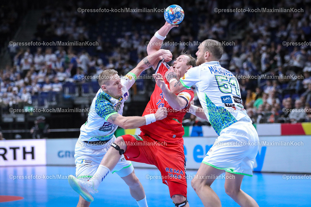 EHFEURO15012402065 | 15.01.2024, EHF EURO 2024, Männer Europameisterschaft Handball, Mercedes-Benz-Arena in Berlin, Norwegen - Slowenien: Sander Sagosen (Norwegen) wird von Tilen Kodrin (Slowenien) und Borut Mackovsek (Slowenien) festgemacht