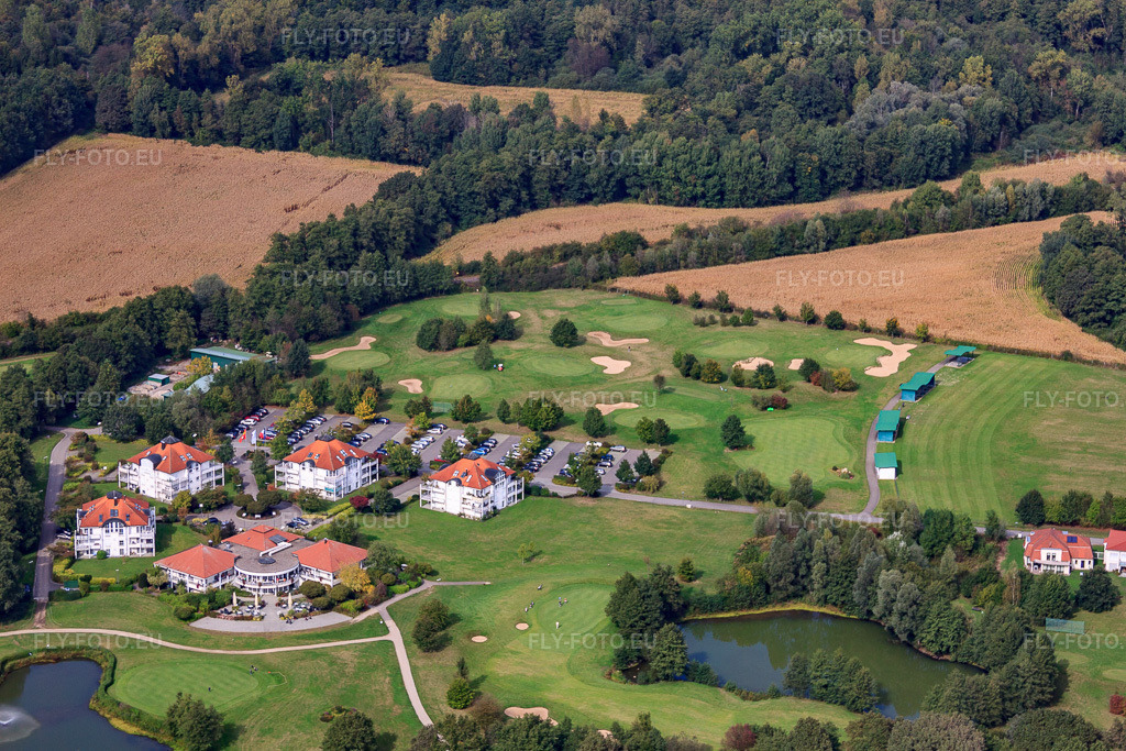 Vue aérienne: Restaurant du Golf Le Panorama au Golf Club de Baden-Baden Soufflenheim à Soufflenheim dans le département Bas Rhin, France – .Photo: IMG_53502.jpg prise le 30/09/2012 par Werner Riehm/FLY-FOTO.eu – Résolution de l'original: 4752 x 3168 px – Restaurant du Golf Le Panorama Soufflenheim