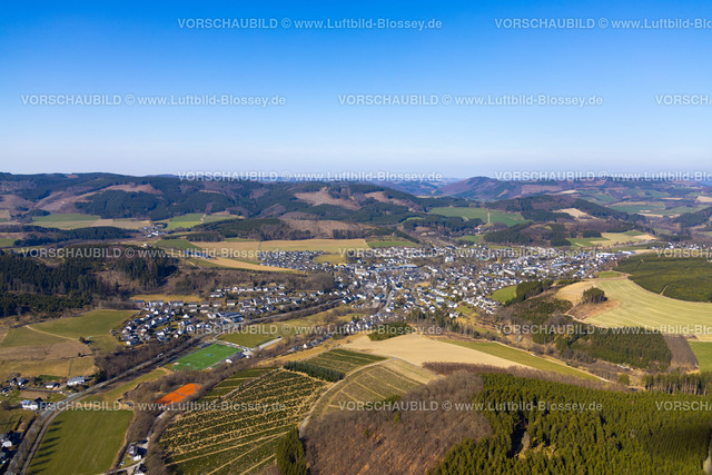 Eslohe220304103 | Luftbild, Ortsansicht Eslohe mit Fernsicht auf das bergige Sauerland, Eslohe, Sauerland, Nordrhein-Westfalen, Deutschland