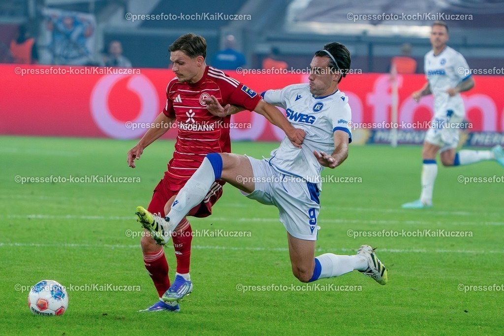 xKKUx30082501029 | 30.08.2025, xkkux, Fußball, Fortuna Düsseldorf - Karlsruher SC, 2. Fußball Bundesliga, Merkur Spiel-Arena, Saison 2025 2026: Florent Muslija&nbsp;(Fortuna Düsseldorf #24) im Zweikampf gegen  Roko Simic&nbsp;(KSC #09)  DFB regulations prohibit any use of photographs as image sequences and or quasi-video.