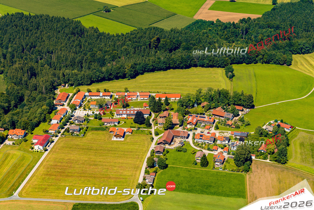 Luftaufnahme Erlkam Holzkirchen - Die Luftaufnahme wurde 2025 vom UL-Flugzeug heraus erstellt ( keine Drohne ) - Hochauflösende Luftaufnahme - für professionelle Ausdrucke geeignet. Die Geschenkidee !Mit Lizenz und Bildrechte bestellbar