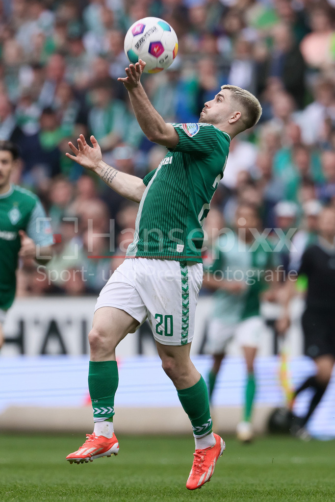 Fussball, Bundesliga, SV Werder Bremen - Borussia Mönchengladbach | v.li.: Romano Schmid (SV Werder Bremen, 20) bei der Ballannahme, Spielszene, Dynamik, Aktion, Action, am Ball, DIE DFL-RICHTLINIEN UNTERSAGEN JEGLICHE NUTZUNG VON FOTOS ALS SEQUENZBILDER UND/ODER VIDEOÄHNLICHE FOTOSTRECKEN. DFL REGULATIONS PROHIBIT ANY USE OF PHOTOGRAPHS AS IMAGE SEQUENCES AND/OR QUASI-VIDEO.