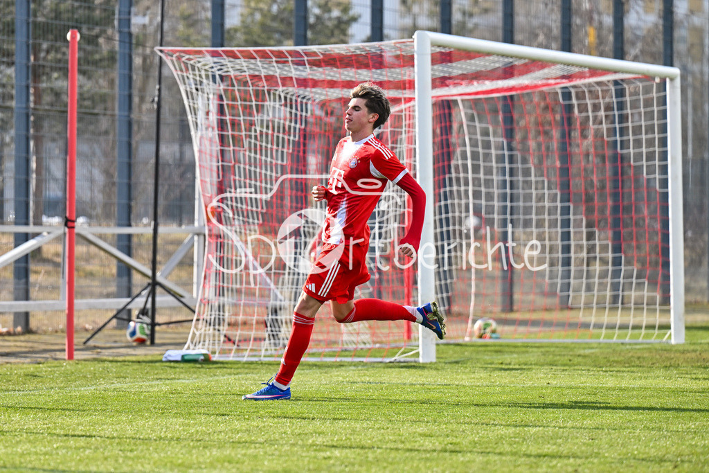 FC Bayern Amateure - FC Viktoria Pilsen U23 | MUNICH, GERMANY - 03. FEBRUARY: Jubel der Bayern nach dem Treffer zum 1-0 durch Guido DELLA ROVERE (FC Bayern München II 10) / Tor / Torschuetze / Freude / Happy während dem Testspiel zwischen den Amateuren des FC Bayern und dem FC Viktoria Pilsen B am FC Bayern Campus