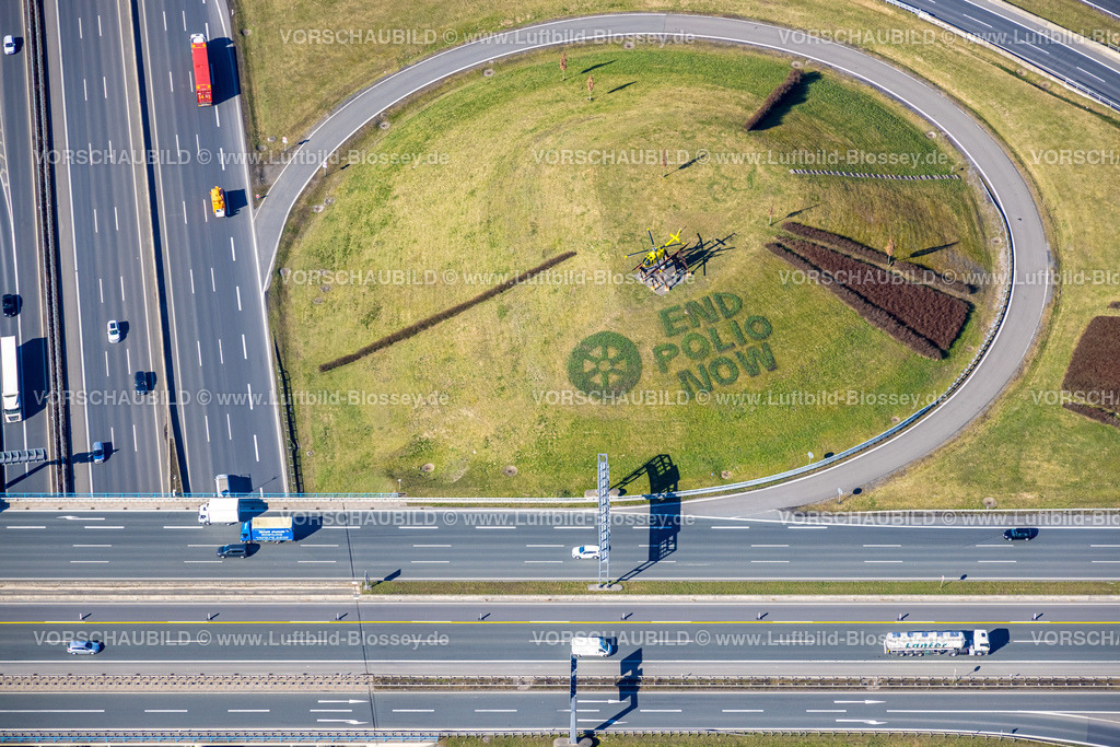 Kamen220300016KamenerKreuzRotary | 20.000 Tulpen werden bei dieser Aktion des Rotary Clubs Kamen am Kamener Kreuz unterhalb der Hubschrauberskulptur erblühen , Kamen, Ruhrgebiet, Nordrhein-Westfalen, Deutschland