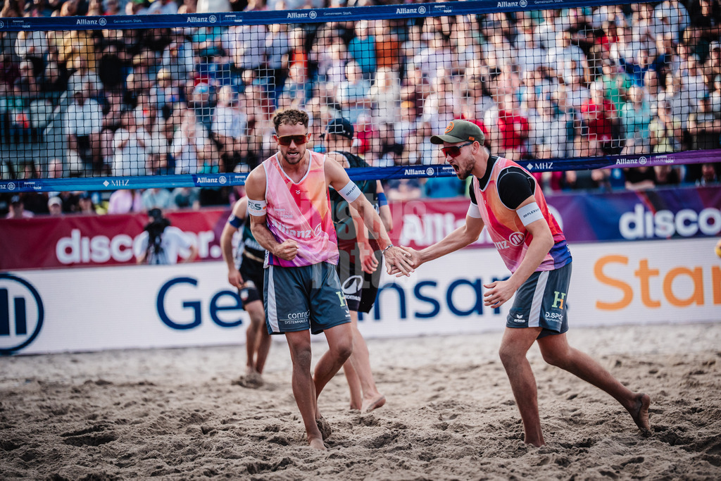 Beachvolleyball | Männer | Deutsche Meisterschaften 2025 Timmendorfer Strand | 05.09.2025 | v.l. Jonas Sagstetter und Benedikt Sagstetter jubeln