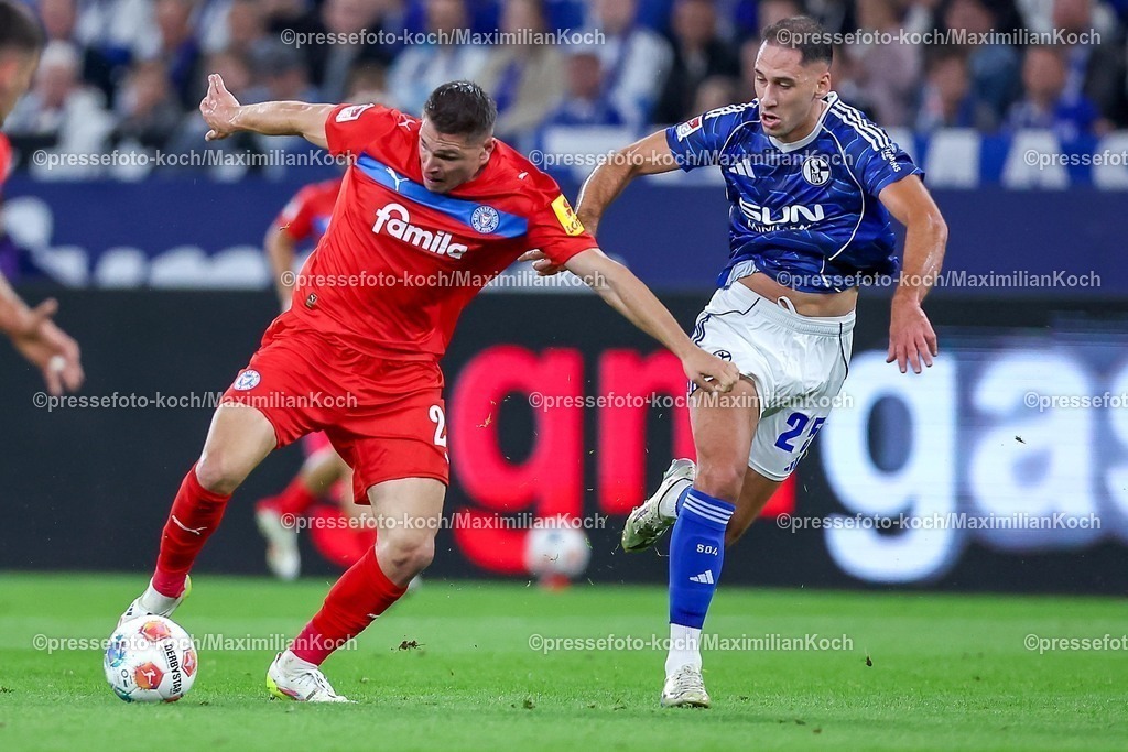 S0413092501073 | 13.09.2025, Fußball, FC Schalke 04 - Holstein Kiel, 5.Spieltag, 2. Fußball Bundesliga, Veltins-Arena Gelsenkirchen, Saison 2025 2026: Marcus Müller (Holstein Kiel #25) im Zweikampf gegen  Nikola Katic (Schalke04 #25) DFB regulations prohibit any use of photographs as image sequences and or quasi-video.