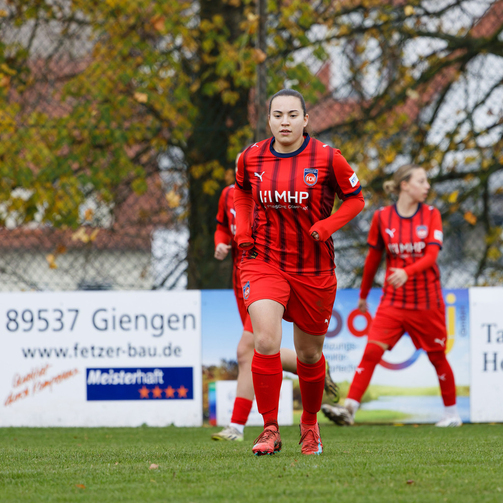 HOHFCH_251109_6079 | 1.FC Heidenheim 1846 II vs. GAST, Fußball, Frauen, Bezirksliga, 2025/2026, X. Spieltag, 03.10.2025 in Heidenheim, Kunstrasen b. Voith-Arena West(Foto: Michael Bulling) - Realisiert mit Pictrs.com