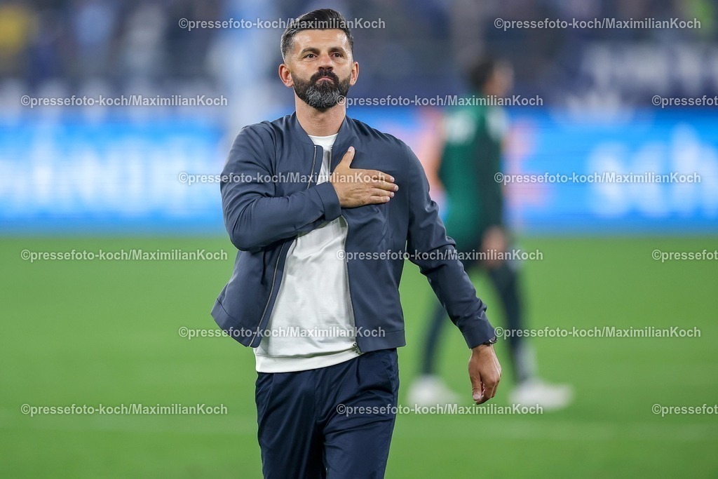 S0401082501159 | 01.08.2025, Fußball, FC Schalke 04 - Hertha BSC, 1.Spieltag, 2. Fußball Bundesliga, Veltins-Arena Gelsenkirchen, Saison 2025 2026: Cheftrainer Miron Muslic (Schalke04) gestikulierend jubelnd entschlossen Mimik gestikDFB regulations prohibit any use of photographs as image sequences and or quasi-video.