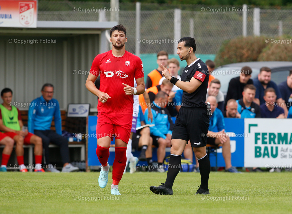 A_LUI_26072025_17 | SPORT,FUSSBALL,UNIQA OEFB CUP 1.RUNDE   26.07.2025 ASKOE OEDT-AUSTRIA SALZBURG IM BILD: ADI MEHREMIC  (OEDT) UND SCHIEDSRICHTER ISA SIMSEK FOTO:FOTOLUI