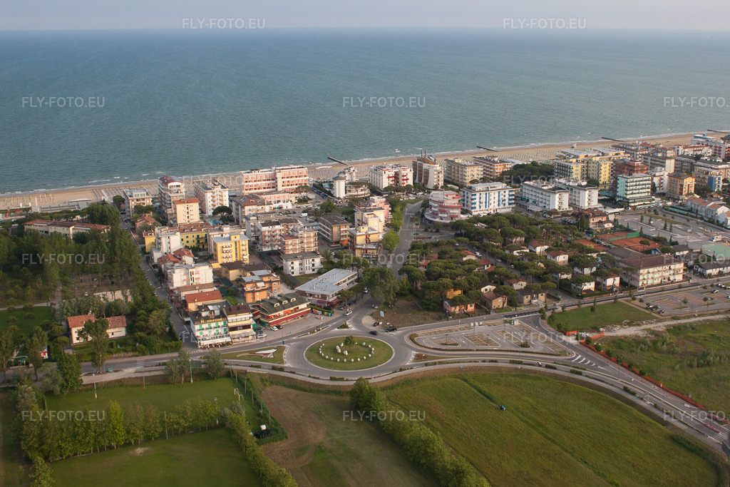 Vue aérienne: Vue de la ville à Lido di Jesolo dans le département Vénétie, Italie – .Photo: IMG_50306.jpg prise le 07/06/2012 par Werner Riehm/FLY-FOTO.eu – Résolution de l'original: 4156 x 2771 px