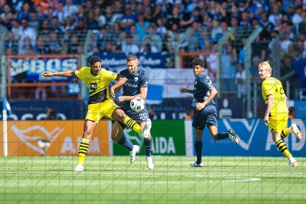 VfL Bochum - Borussia Dortmund 1:1 | Ordets verteidigt gegen Sebastian Haller.  Am 26. August 2023 kam der VfL Bochum in der 1. Bundesliga gegen Borussia Dortmund zu einem 1:1. - Realisiert mit Pictrs.com