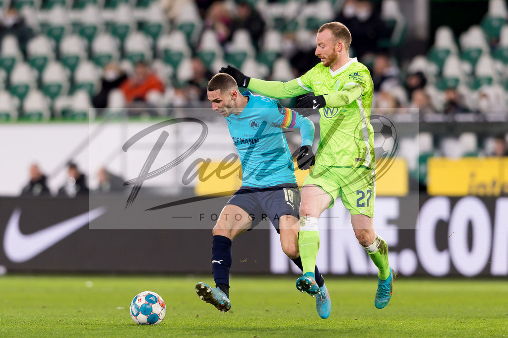 WOBFUE20220206_052 | Fussball, Herren: Branimir Hrgota (SpVgg Greuther Fuerth) und Maximilian Arnold (VfL Wolfsburg) im Zweikampf bei dem Spiel der 1. Bundesliga zwischen VfL Wolfsburg und SpVgg Greuther Fuerth in der Volkswagen Arena am 06.02.2022 in Wolfsburg, Deutschland.DFB / DFL REGULATIONS PROHIBIT ANY USE OF PHOTOGRAPHS AS IMAGE SEQUENCES AND/OR QUASI-VIDEO. - Realisiert mit Pictrs.com
