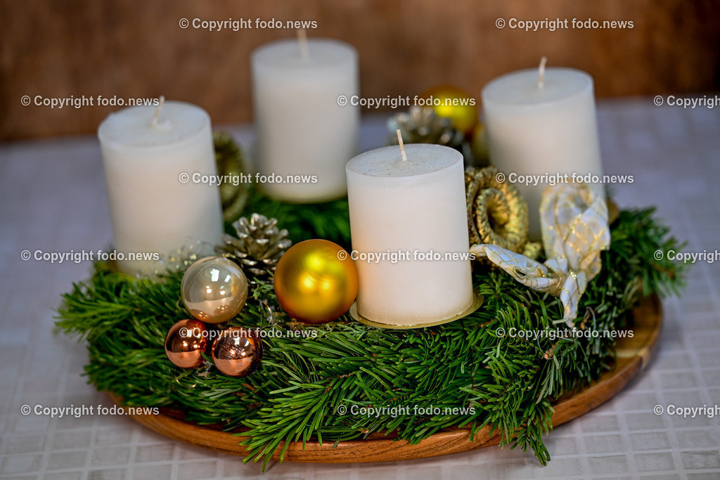 Adventkranz_ 26.11.2024-3 | 26.11.2024, Linz, AUT, Advent, im Bild Adventkranz, Kranz, Kerzen, Weihnachtszeit, Vorweihnachtszeit, Brauchtum, Zweige, Schmuck, besinnlich, froehlich, Winter, Feuer, Flamme, Tradition, Dekoration, Schmuck, schmuecken, dekorieren, festlich, traditionell, festlich, Fest