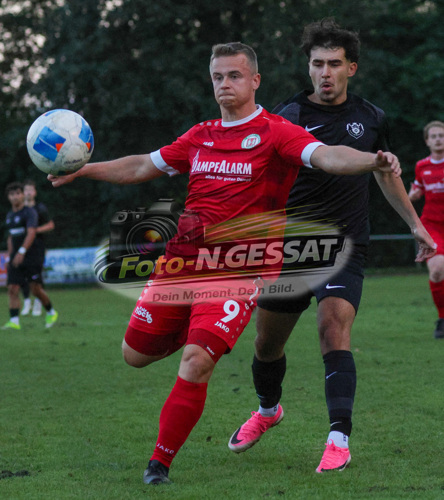 Bünder SV - BV Stift Quernhei | Auf dem Bild zu sehen: rot Bünder SV: Robin Luca Wolf ; schwarz BV Stift Quernheim: Luis Celik Bünder SV, BV Stift Quernheim, Saison 26/27, Kreispokal, Achtelfinale - Realisiert mit Pictrs.com