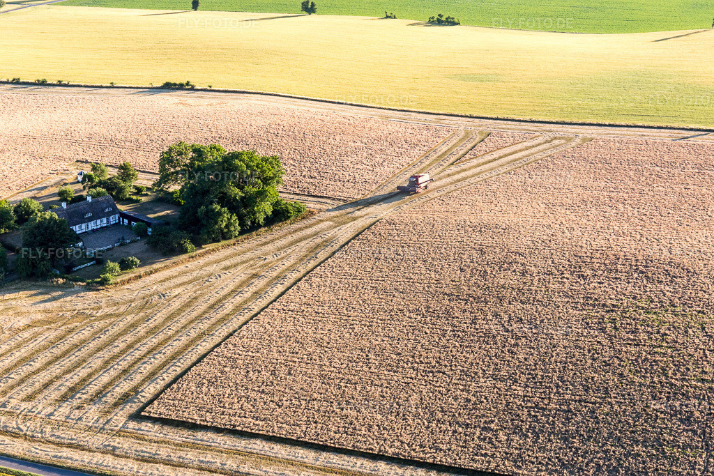 Luftbild: Ortsansicht in Borre im Bundesland Sjælland in Dänemark. – Foto: IMG_108594.jpg vom 04.07.2018 durch Werner Riehm/FLY-FOTO.de – Auflösung des Originals: 5472 x 3648 px