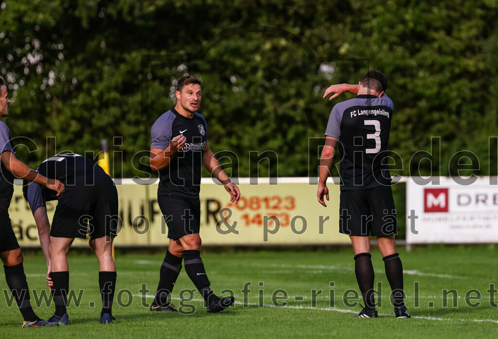 2023-08-08_048_FC_Moosinning_gegen_FC_Langengeisling | Moosinning, Deutschland, 08.08.2023:
Fußball, Bezirksliga Oberbayern Ost 2023 / 2024, 3. Spieltag, FC Moosinning gegen FC Langengeisling, Endergebnis: 0:4

Andreas Buchberger (FC Langengeisling, #5), Michael Faltlhauser (FC Langengeisling, #3)

Foto: Christian Riedel / fotografie-riedel.net
