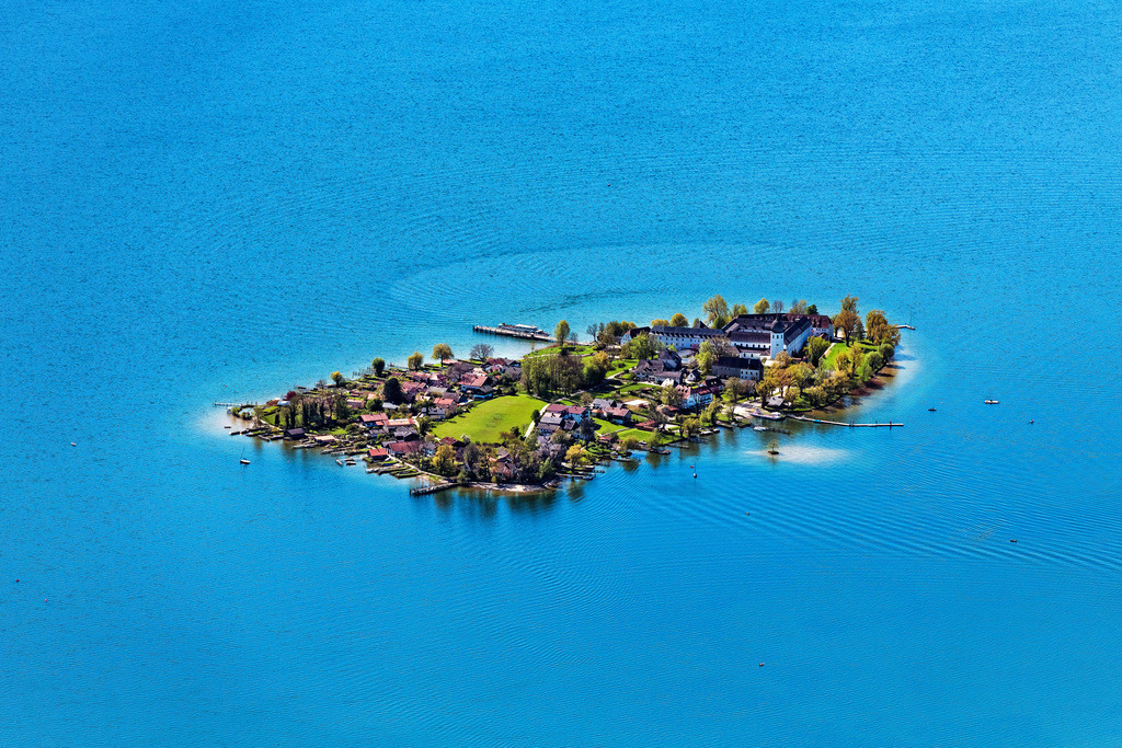 dr__0062187.jpg | CHIEMSEE 09.05.2021 Fraueninsel in Chiemsee im Bundesland Bayern, Deutschland mit der Abtei der Benediktinerinnen Frauenwörth. // Fraueninsel in the Chiemsee in the state of Bavaria, Germany with the abbey of the Benedictine women Frauenwoerth. Foto: Daniel Reiter