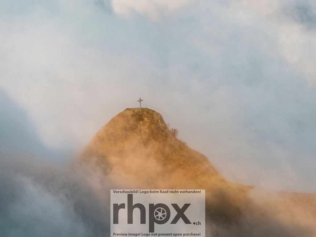 Fels oberhalb der Klimsenkapelle | Der markante Fels oberhalb der Klimsenkapelle am Pilatus taucht aus dem Nebel auf. In warmes Licht getaucht und von Wolken umgeben, wirkt er wie ein stiller Wächter über der Zentralschweiz – ein Moment zwischen Himmel und Erde. - Realisiert mit Pictrs.com
