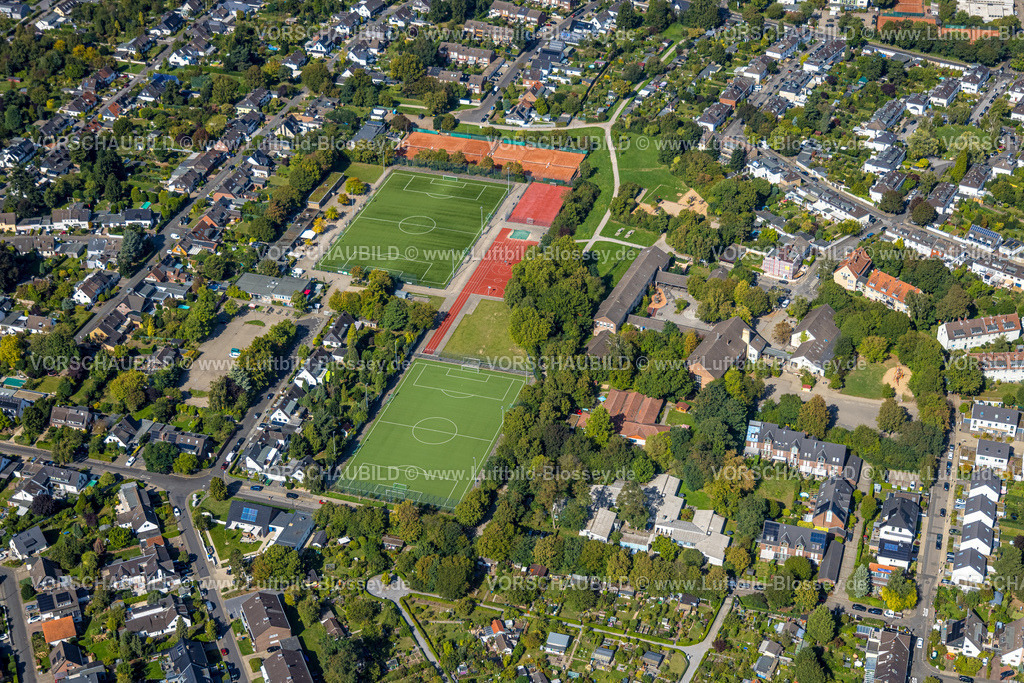 Duesseldorf250902395 | Luftbild, Bezirkssportanlage Unterrath, Fußballstadion und Tennisplätze Düsseldorfer Tennisfreunde e.V. DTF, St.-Bruno-Schule Grundschule und Elsa-Brandström-Schule, Kita Kindergarten Hokuspokus, Unterrath, Düsseldorf, Ruhrgebiet, Nordrhein-Westfalen, Deutschland