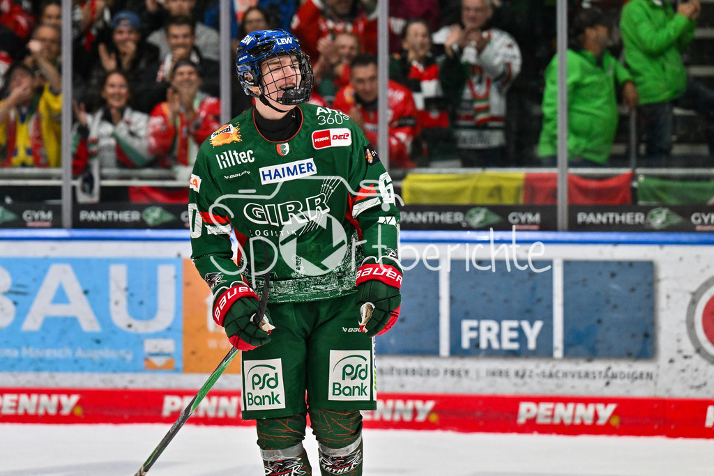Augsburger Panther - Löwen Frankfurt | Die Speiler der Augsburger Panther feiern zusammen mit den Fans den Heimsieg gegen Frankfurt - Liron PELLIZZARI (Augsburger Panther 60) - beim match zwischen den Augsburger Panthern und den Löwen Frankfurt am 8. Spieltag der Penny DEL im Curt Frenzel Stadion am 19.10.2025