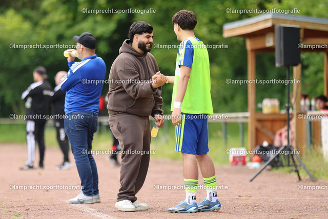 Fußball I Junioren I Kreispokal Lübeck I Finale I JSG Concordia Lübeck - TSV Siems I 09.06.2025.151 | v.l. Mubin Salih (Co-Trainer, JSG Concordia Lübeck), Reyan Shemo (6, JSG Concordia Lübeck) - Realisiert mit Pictrs.com